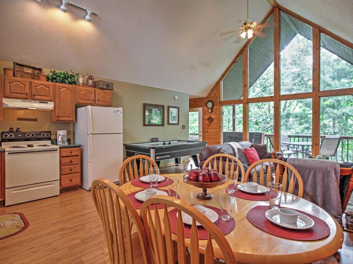 Idyllic Cabin With Hot Tub Less Than 2 Mi To Dollywood! Sevierville Exterior photo